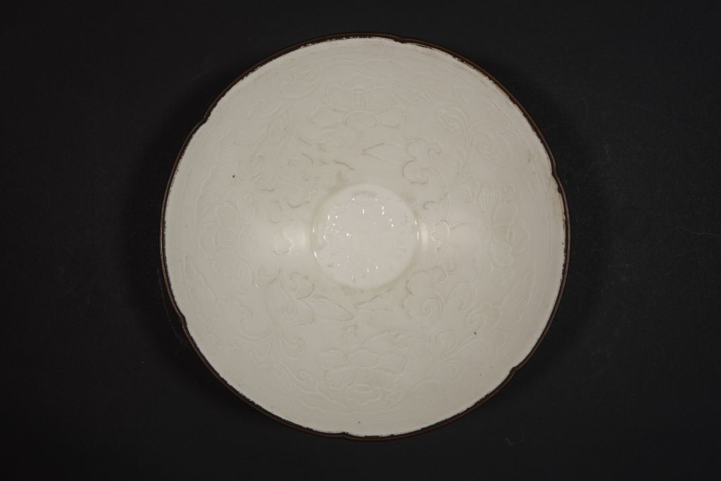 图片[2]-Ding Kiln White Glaze Print Twinkling Lotus Pattern Flower Mouth Bowl-China Archive
